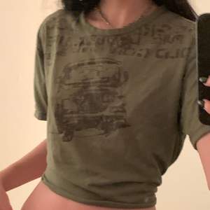 fin militär grön lite oversized tshirt med bilprint och text på