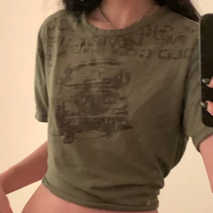 Bil tshirt - fin militär grön lite oversized tshirt med bilprint och text på