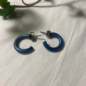 Coola örhängen  - Ett par väldigt unika örhängen!! Är lite kromfärgade, skiftar mellan blå och lila färg. Postar eller möts i Uppsala. Bara att skriva om du undrar något!!🥰