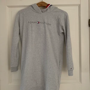 Tommy hilfiger hoodie klänning - Säljer en super fin Tommy hilfiger hoodie klänning i storlek 152 men skulle mer säga att den sitter som en xs. Säljer pga av att jag växt ur den! Finns ingen som ser exakt ut som denna längre men det finns sweatshirt klänningar som liknar denna för 975kr. Jag säljer denna för 450kr eller bud! Man får en väldigt kurvig kropp i den och perfekt till svala sommarkvällar🤩