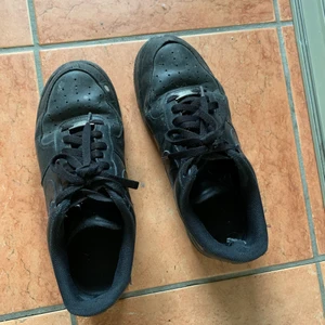 Air Force 1s - Svarta air force 1s storlek 42 lite smutsiga men går lätt att tvätta bort 