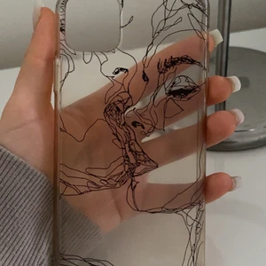 iPhone 11 PRO max skal - Vill verkligen bli av med dessa då jag köpt nya, säljer för 15kr/styck plus frakt (12kr) det blommiga är sålt