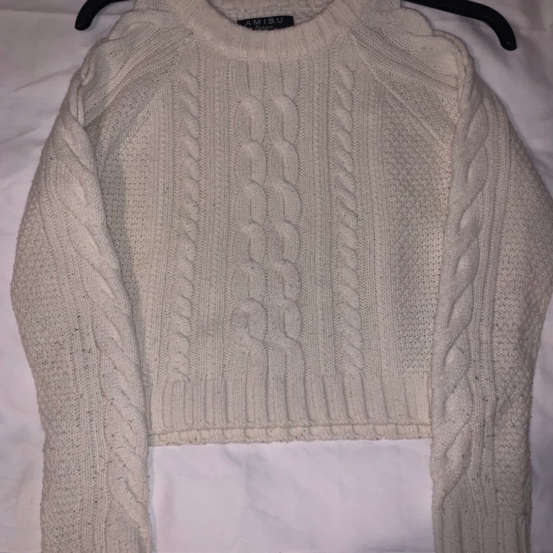 Vit stickad tröja med öppna axlar