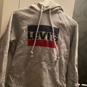 Hoodie ifrån Levis. Knappt använd fin passform.