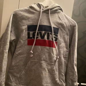 Levis Hoodie  - Hoodie ifrån Levis. Knappt använd fin passform.
