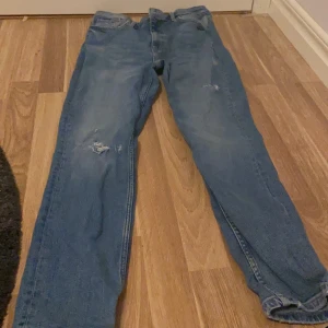 Blåa jeans med lite slitningar  - Blåa tajta jeans med slitningar från ginatricot, säljs pga för stora för mig. Skriv gärna privat om ni har några frågor eller vill köpa💙