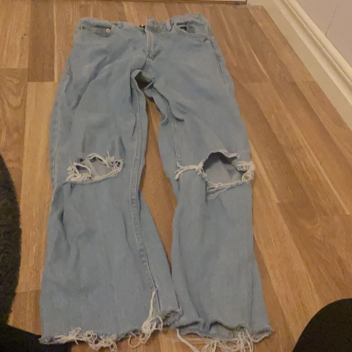 Pösiga slitna ljusblåa jeans från asos  - 90
