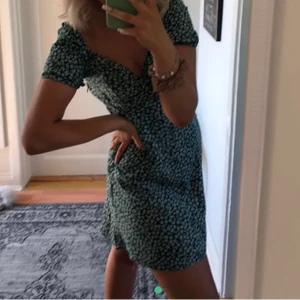 Klänning - Säljer denna suuuuperfina klänningen!! Bilderna är lånade!!