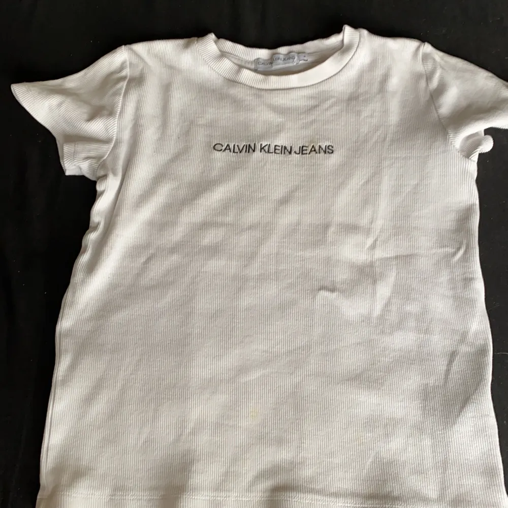 En fin vit Calvin Klein Jens tröja som säljs för att den är för liten. Den är st M men skulle själv vilja säga att den är en xs-s! Köparen betalar farakt!. T-shirts.