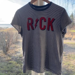 Zadig Voltaire t-shirt - ENDAST INTRESSEKOLL! På denna fina Zadig & Voltaire t-shirten! Den är randig med ett rött tryck där det står rock💕 lite av R:et har försvunnit men ser dock coolt ut och det ser ut som att de ska vara där från början, den är som storlek S och jag säljer vid bra bud. Kontakta för fler frågor