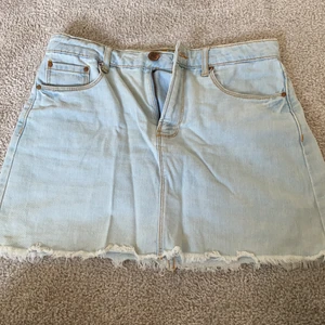 Jeanskjol - Jeanskjol från foverever21, storlek 27. Säljer pga för kort för mig (jag är 1,68cm). Köparen står för frakten