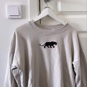 Säljer denna så coola och snygga tröja från nakd, ”panther sweatshirt” i strl XS men passar även S/M. Använd fåtal gånger och är i fint och felfritt skick. Nypris 299:- mitt pris 99:- 