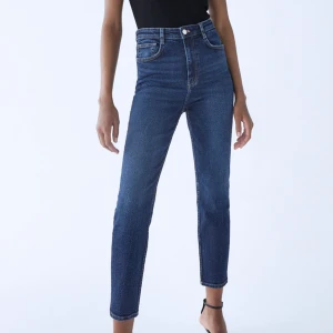 Nya skinny jeans med hög midja ❣️ - Nya skinny jeans med hög midja ❣️ •Helt nya jeans, lapparna står kvar •Storlek: 40 •Märke: Zara •Nypris 299 kr. Säljer för 150 kr •Minst 95% ekologisk bomull 🚫Djurfritt och rökfritt hem 📍Kan mötes upp i Mölnlycke 📬Kan skickas mot fraktkostnad  