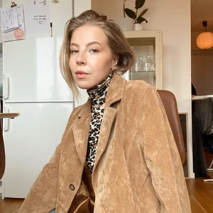 Mockajacka - Jacka/kavaj i äkta mockaskinn. Superfint skick både på yttre och inre material. Perfekt passform- oversized men inte klumpig🤠                                                            ‼️Endast old second hand/vintage labels❕ALLA varor tvättas, steamas, rollas.❕Varorna är i secondhand skick- om inget annat anges. Inga defekter hålls dolda dock bär köparen ansvaret för att inte missförstå skick + skapa korrekt uppfattning om varan❕Ingen retur/ångerrätt❕Pris/vara+ frakt 66kr, spårbart Postnord ❕Budgivning i kommentarsfält vid större intresse‼️ 