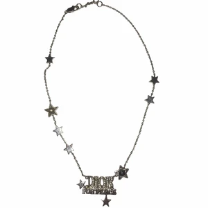 Christian Dior halsband - Intressekoll på mitt Christian dior halsband, vintage från tidigt 2000 tal. Med swarovski kristaller på loggan och även på 2 av stjärnorna. Väl använt men mycket liv kvar och en jätte fin vintage textur. Vill ha runt 1000kr för det, buda gärna i kommentarerna!