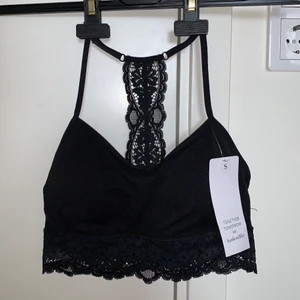 Svart topp - Säljer denna superfina topp från hunkemöller som tyvärr inte passar:( Toppen har inlägg som går att ta ut + adjustable straps. NYSKICK, aldrig blivit använd!! Nypris: 229 💞 köparen står för frakten men jag möter även upp i Lund💞 