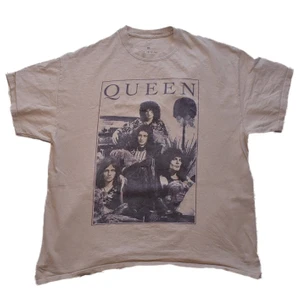Queen t-shirt - En beige t-shirt med motiv av bandet Queen. Köpt för ett år sen ungefär. Inga tydliga defekter. Budgivning sker i kommentarsfältet. Kan frakta. BUDGIVNINGEN AVSLUTAS 23:00