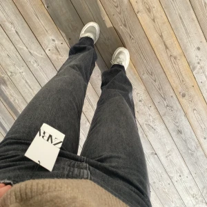 Zara 90s full length jeans  - STORLEK 34 FINNS KVAR Säljer nu de populära och slutsålda 90s full length jeansen från zara i färgen senitel black! Säljer både storlek 34 & 38 (modellen är 175 och bär 38)💕 Lapparna sitter kvar på alla byxorna✨ Frakten kostar 66kr, buda i kommentarerna och skriv vilken storlek du önskar! SÄLJS DIREKT för 400+frakt☺️ 