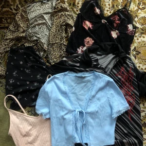 diverse toppar paketpris - toppar i strl M på de flesta från shein, hm, bik bok med mer. fint skick vissa aldrig använda. säljes pga växt ur dom.