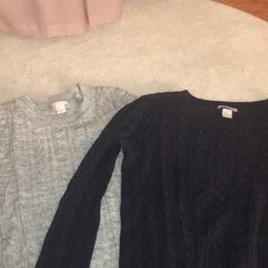 Två likadana tröjor fast olika färger och storlekar. Gråa S mörkblåa M. Köparen står för frakt. 50 för en eller båda för 90