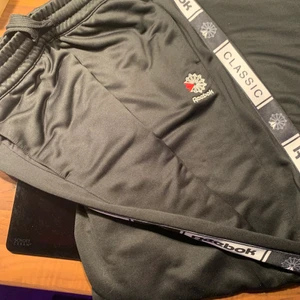 Reebok baggy pants, NYA 🔥 - Baggy mjukisbyxor från Reebok 🌟, ”halvglansiga” eller hur jag ska beskriva dom, inte som vanliga mjukisbyxor 🤔. Endast klippt lapparna. Nypris på Nelly var 799:-, dessa sålde slut direkt 🔥💯👋🏼!! Strl S men passar säkert både XS och M beroende på vilken passform man vill ha 🙋🏼‍♀️.. Skickas som spårbart brev med Postnord ”Skicka lätt” med leverans hem i brevlådan, köparen står för frakten, 51:- (inte 66:-) 📬.