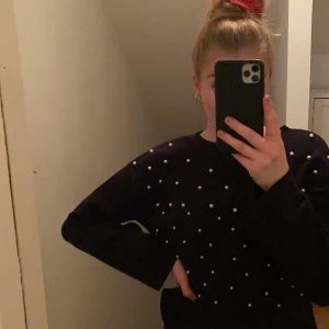 Svart tröja med pärlor - En svart tröja med pärlor på, tyget är lite ribbat. Jättefin tröja i bra kvalite, med tjockt material. Storleken är S men passar även en M☀️