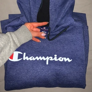 Champion authentic sweatshirt/hoodie - Mörkblå authentic hoodie från Champion i storlek M med oversized passform, säljer pga använder ej. Köparen står för frakten. 
