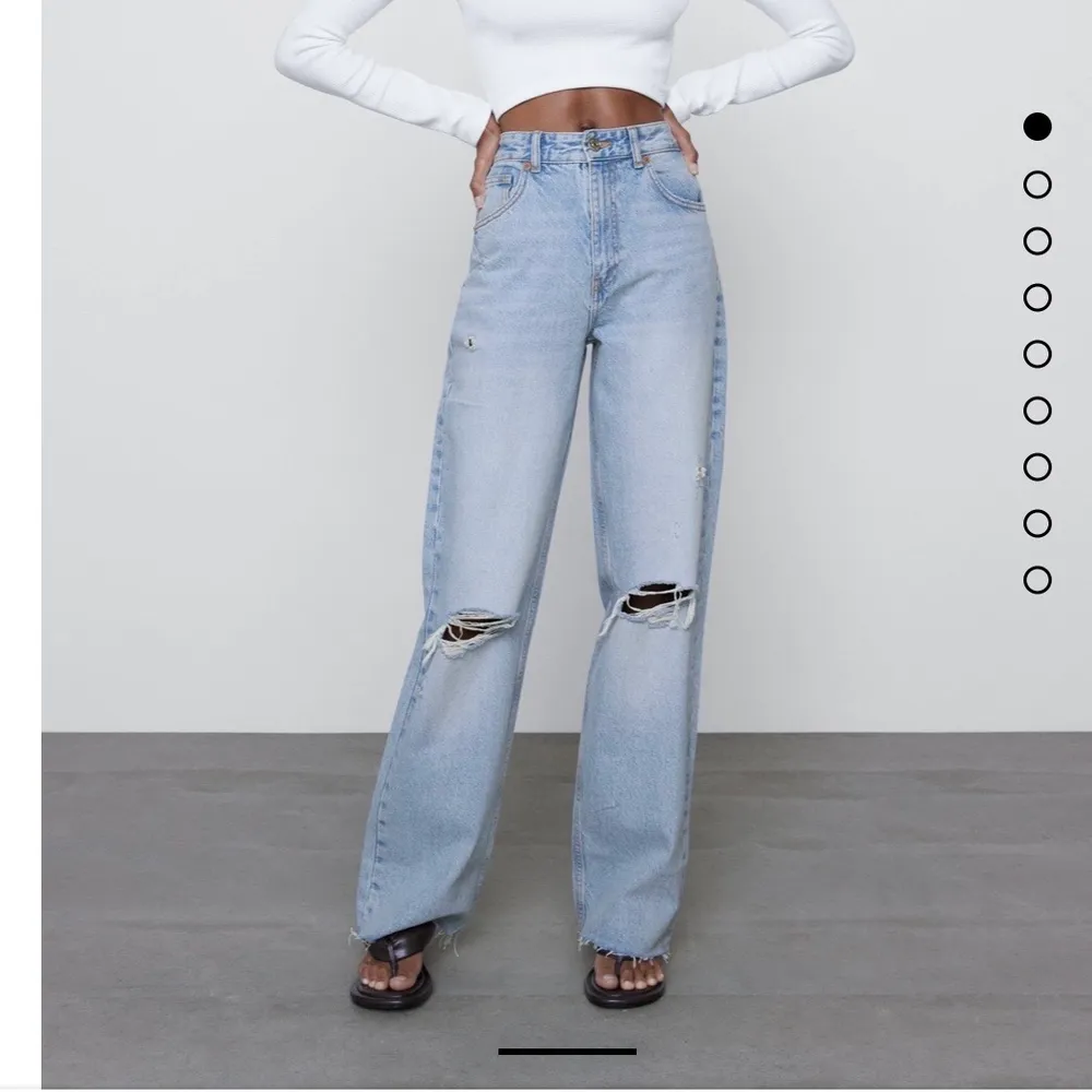 Säljer dessa jeans från Zara då jag har andra som jag använder mer! Storlek S men är väldigt liten för en S, passar mig som brukar ha XS. Avklippta för att passa mig som är 160 cm🤍Frakt tillkommer på 66 kr!. Jeans & Byxor.