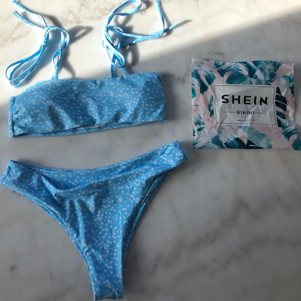 En fin blå blommig bikini från shein som är i storlek S. Aldrig använd bara testad. Trosskyddet och påsen är kvar och på hemsidan kostar den 129kr med dyr frakt och jag säljer den för 90kr🥰. Köpare står för frakt . Övrigt.