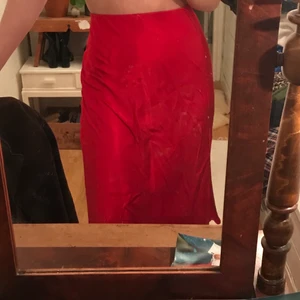 Sidenkjol - Fin röd sidenkjol i storlek 36! Andrig använt! Hör av er vid intresse❤️