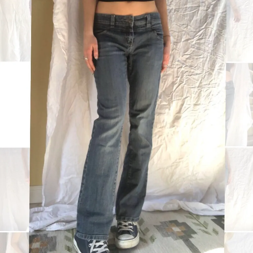 Såå snygga low waisted jeans från tidigt 2000tal som är lite smått baggy! Är 174 cm lång och passar min perfekt i längd💟 fler intresserade så lägg egna bud!💕. Jeans & Byxor.