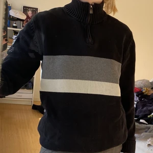 Riktigt snygg och skön tjocktröja - Så sjukt fin och trendig. Kommer dock aldrig till användning. Köpt secondhand♻️ Frakt tillkommer💗