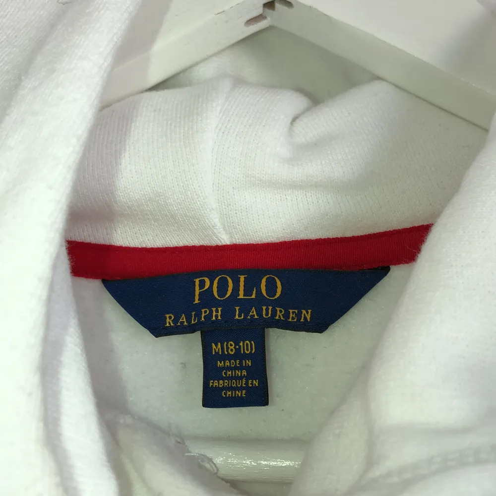 Vit croppad hoddie från Polo Ralph Lauren i strlk (8-10). Nästan aldrig använd därav fint skick. . Tröjor & Koftor.
