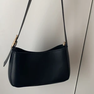 Väska - Hello🥰 säljer den här baguette svart väskan för 100 kr. Många vill köpa den så buda. 