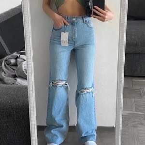 Håliga vida jeans från zara i storlek 32 💞passar någon runt 160cm