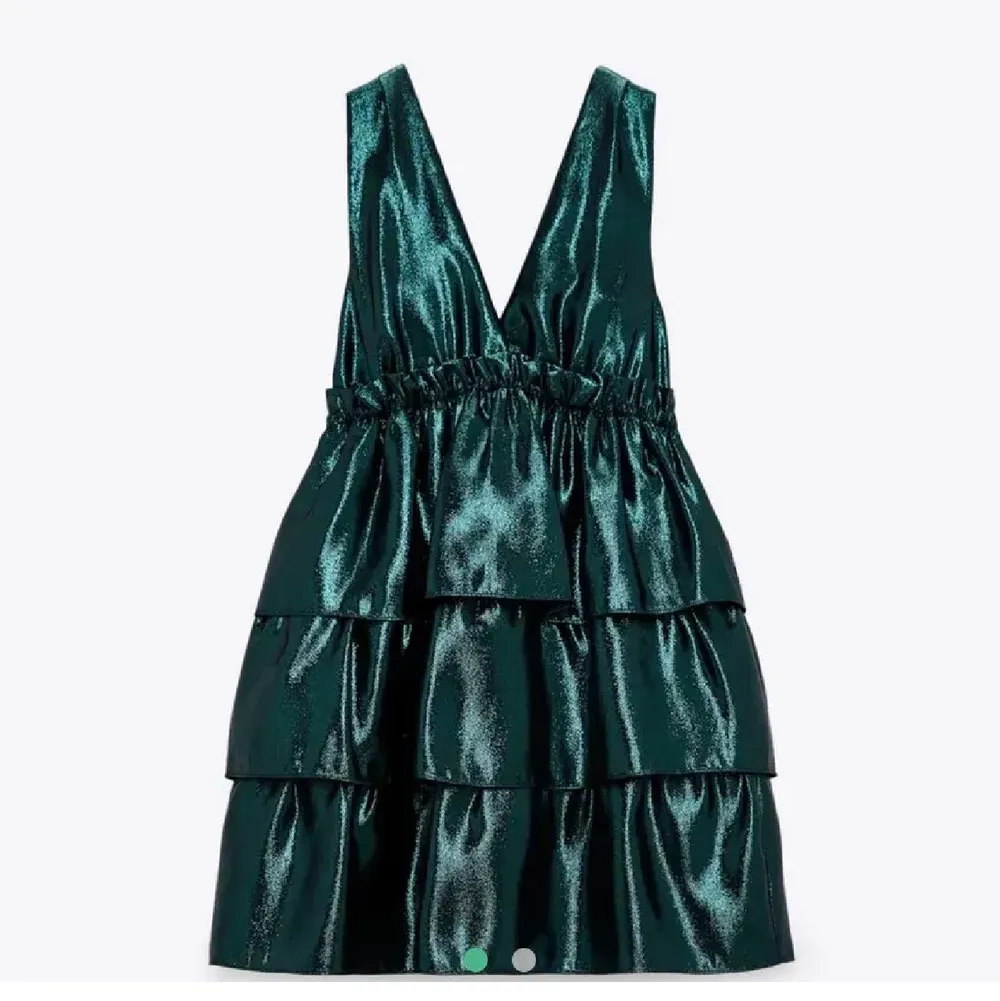 Skit snygg klänning från Zara som tyvärr var för stor för mig. Originalpris 559kr, prislappar kvar. Klänningar.