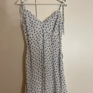 Klänning från Zara  - Söt klänning från zara i storlek M, klänningen är endast använd 1 gång, så som ny!✨ köparen står för frakten!