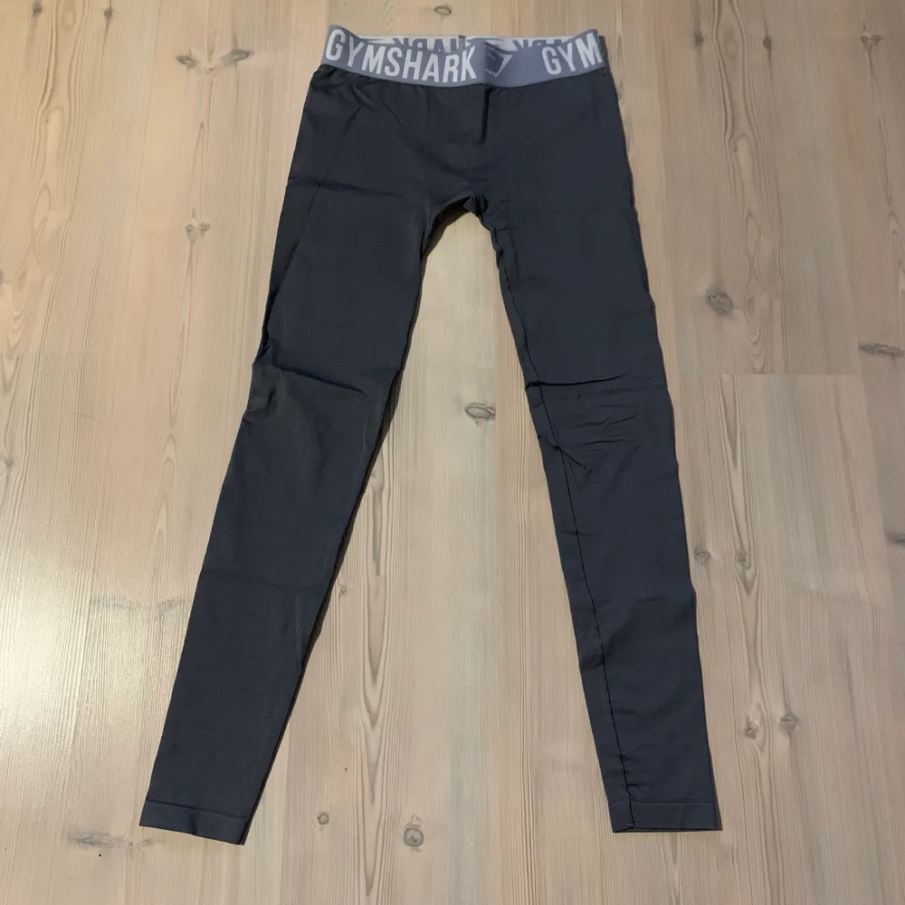 Grått Gymshark set i kollektionen Flex: tights och sport-BH, båda är i storleken XSmall. Knappt använda, väldigt fint skick! Nypris för tightsen 450kr och för sport-BHn 400kr, säljer för 460kr tillsammans inkl spårbar frakt✨ . Hoodies.