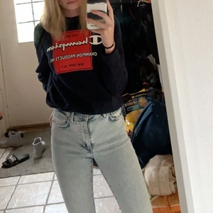 Bootcut jeans - Säljer dessa ljusa bootcut jeans från bikbok! De har slitning på knäna och är väldigt stretchiga😋 Nyskick🤩