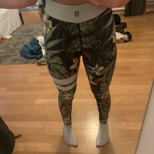Stronge tights med djungel mönster - Använt några gånger, säljer för att jag har för många tränings tights. Storlek XS, Extremt sköna och sitter snyggt!