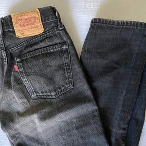 Jättefina svarta Levis 501 jeans. Tyvärr för små för mig. Dom har lite slitningar vid benen men det går att sy! 