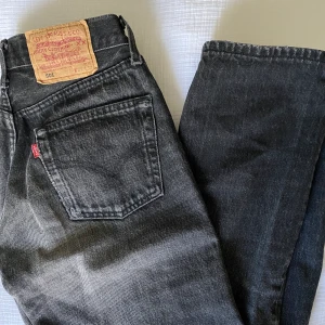 Svart Levis jeans - Jättefina svarta Levis 501 jeans. Tyvärr för små för mig. Dom har lite slitningar vid benen men det går att sy! 