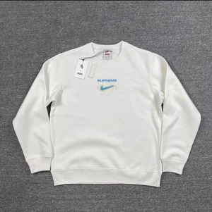 Supreme x Nike jewel crewneck🤑 - Ni kan nu beställa Nike supreme crewnecks i svart, vit och orange. Finns bara ex antal av tröjor vi kan få tag på så beställ snabbt, hör av er för att beställa🤩