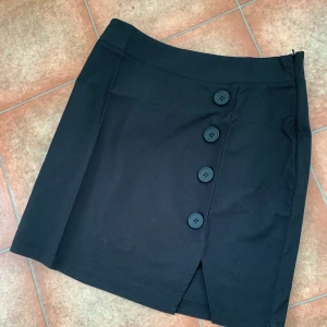 Ny fin kjol!  - Superfin kjol med dragkedja, knappdetaljer och slits! Storlek M