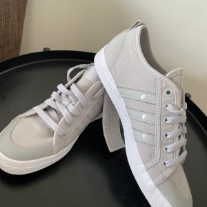 Adidas - Adidas skor , helt ny, oanvänd. Storlek 38 