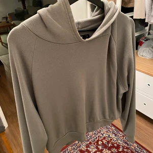Kort hoodie - Säljer min korta hoodie från Bik Bok. Väl använd men i fint skick. Är mer mörkgrön än grå. 