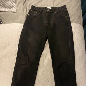 Momjeans - Momjeans i tvättad svart, aldrig använda. Strl XS/S. 166kr inkl spårbar frakt🌸