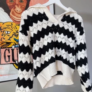 Stickad tröja - Sjukt fin stickad tröja från Zara, Stl XS (S). köparen står för frakten🖤