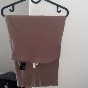 Kjol  - Brun längre kjol, knappt använd! Storlek M! 50 kr pluss frakt 