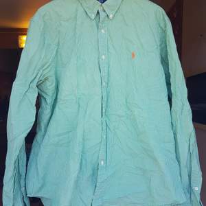 Grön rutig skjorta från Ralph Lauren. Använd ett fåtal gånger. Frakt är inkluderat i priset.
